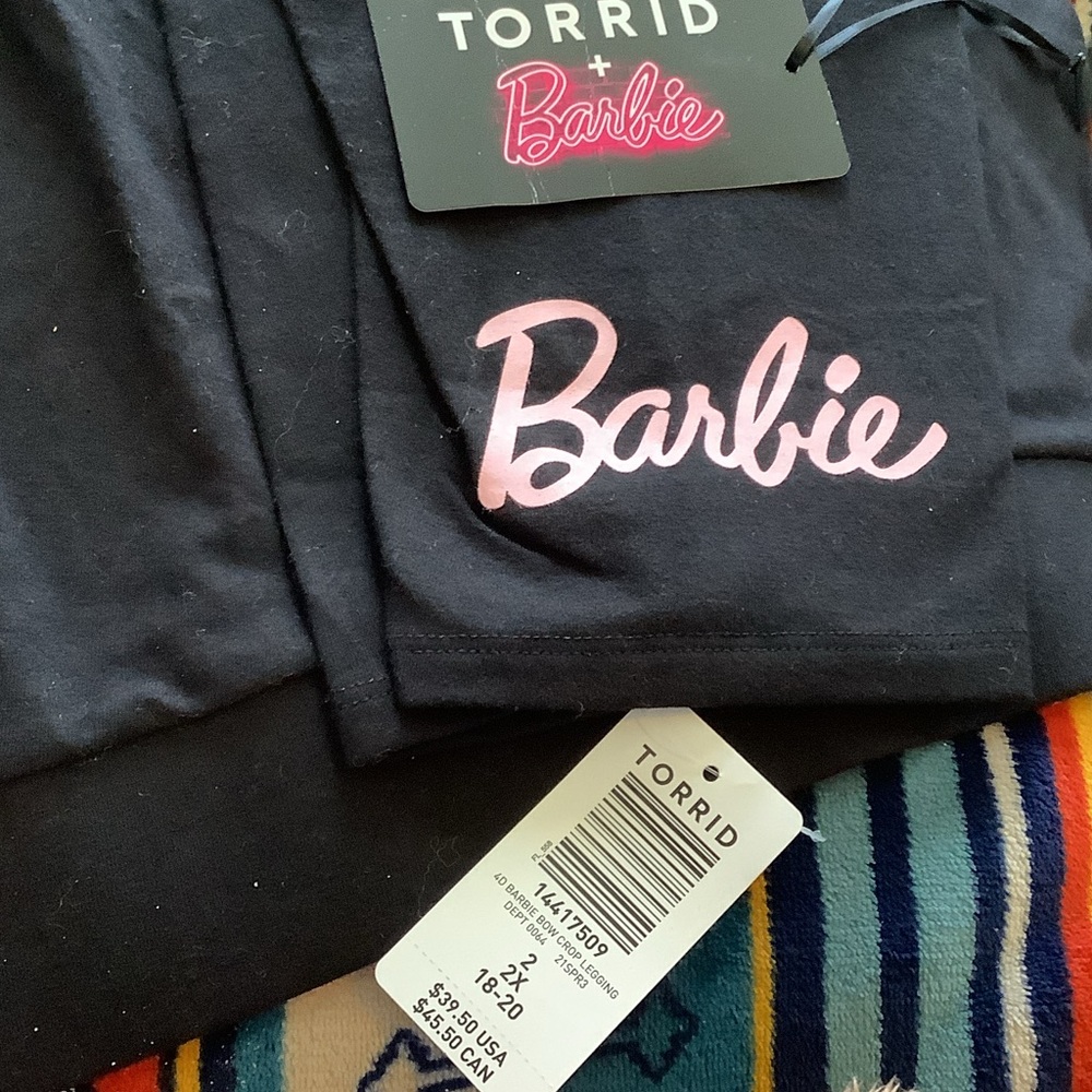 LOWEST🌺 NWT TORRID 2X BLACK CROP with BARBIE SCRIPT LEGGING PANTS - Picture 13 of 14